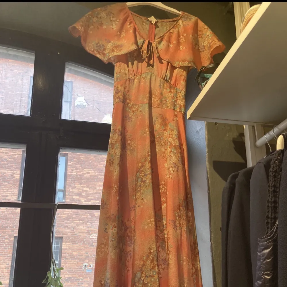 En väldigt unik lång vacker vintage klänning. Köpt på en fin antik butik. Köpte den för 800 kr. Skriv till mig för fler bilder eller frågor❤️. Klänningar.