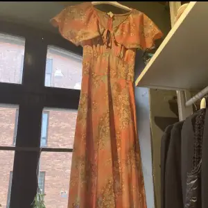 En väldigt unik lång vacker vintage klänning. Köpt på en fin antik butik. Köpte den för 800 kr. Skriv till mig för fler bilder eller frågor❤️