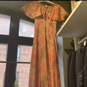 Vacker vintage klänning  - En väldigt unik lång vacker vintage klänning. Köpt på en fin antik butik. Köpte den för 800 kr. Skriv till mig för fler bilder eller frågor❤️