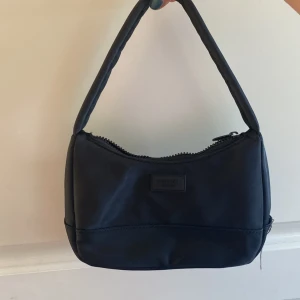 Väska - Söt väska från pull and bear!! Fint skick!