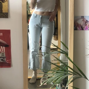 Vida 00talsjeans - Vida unisexjeans i ljusblå denim, lågmidjade och superfina till det mesta🌀De är från märket Lipp Utan märkt storlek men de är 39cm rakt över höfterna, och 78cm i omkrets frakt tillkommer🧠