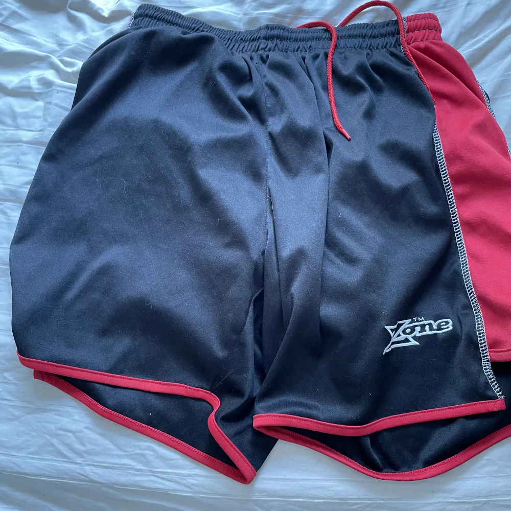 Säljer dessa shorts från zone, säljs då de inte används längre. Storlek S/M Säljaren står för frakt!. Shorts.