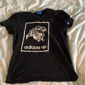Adidaströja i bra skick  - Svart Adidaströja i bra skick. Är medium