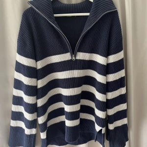 Blå vit tröja 💙🤍 - Jättefin härlig tröja att ha över på sommarkvällarna 