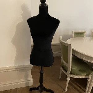 Skyltdocka  - Skyltdocka i sammet