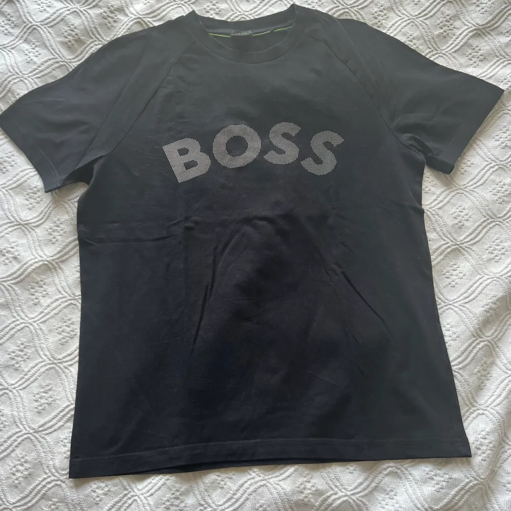 Hugo boss tröja i bra skick. T-shirts.