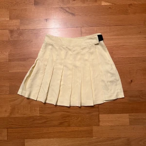 kjol från collusion - jättefin gul kjol från collusion!