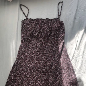 Blommig kort klänning  - Gullig blommig klänning som är sparsamt använd. Insydd i midjan och bysten då den var lite stor, men går att sprätta upp igen. 