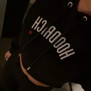 Hoodrich hoodie köpt i december på JD sports. Endast testad, lapp och allt sitter kvar. Priset kan diskuteras. Nypris är 780kr. 