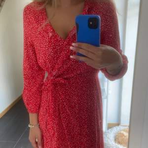 Jättefin röd Mid/kort klänning. Aldrig använd. Köpt från Lindex märket Holly whyte st S/Xs. Og pris  499 säljer för 130❤️