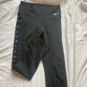 Nike - Säljer min nike träningstights för dem är alldeles för korta! Står inte nån storlek på men det är ca xxs-xs! Bra skick! Kan mötas upp i Jönköping eller frakta, köparen står för frakten💕