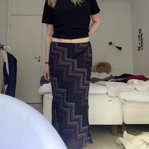 Mönstrad midikjol - Så fin kjol i bra skick. Resår i midjan och kan has både high och lowwaisted