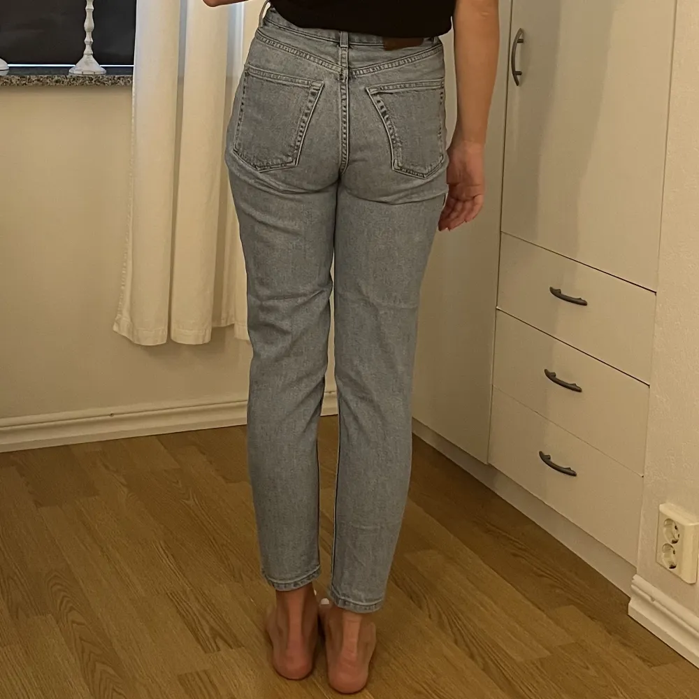 Topshop jeans i croppad modell. W25 & längd 30. Motsvarar ungefär s. Säljs pga att de är för stora för mig. Använda endast 2 gånger.  Hög midja. . Jeans & Byxor.