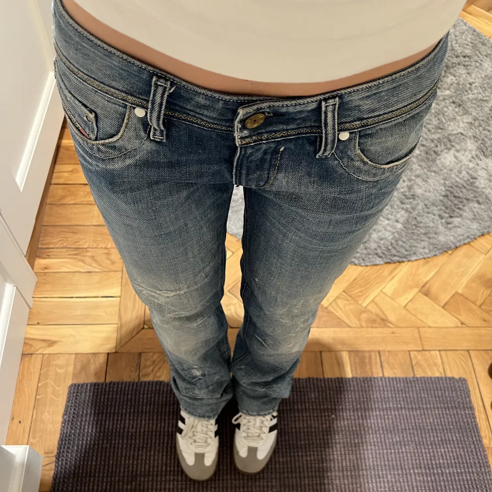 Sååå snygga lågmidjade bootcut jeans från Diesel 😍 midja: 37 cm innerben: 73 cm. Jeans & Byxor.