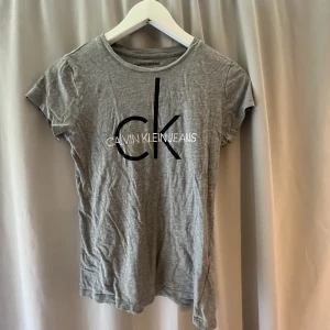 T-shirt Calvin Klein  - Grå Calvin Klein T-shirt  Pris kan alltid diskuteras  Skriv om ni har frågor 🩷