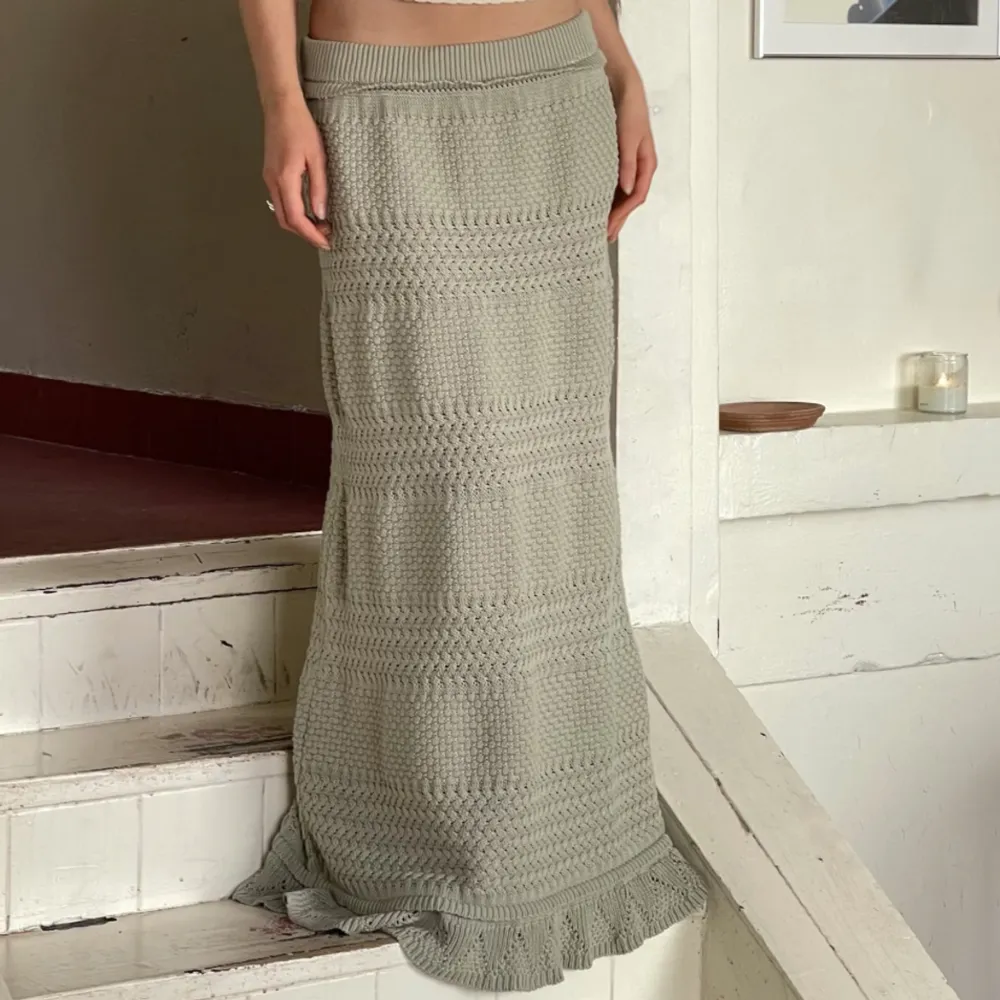 Sååå fin kjol från Djerf Avenue i modellen ”Sorella Skirt”, säljer för att den tyvärr är något för lång för mig (är 158 cm) 💕 Därav helt oanvänd. Storlek XXS men väldigt stretchig så passar även en XS-S! Nypris är 1300 kr. . Kjolar.