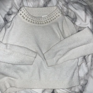 fin vit stickad pärl tröja  - Säljer en jätte fin vit stickad tröja med pärlor på sig.