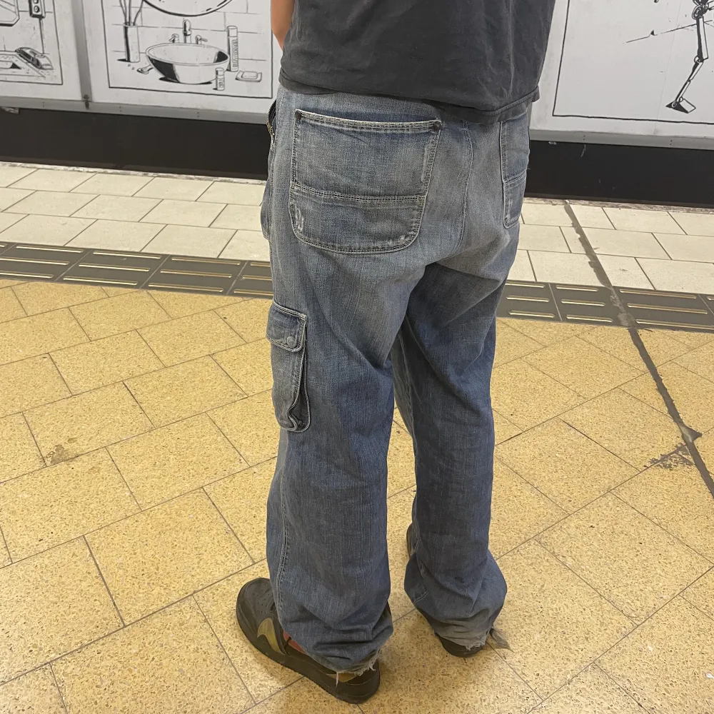 Baggy byxor köpta på humana som inte kommer till användning längre, lite trasiga nertill fötterna men annars bra skick. Jeans & Byxor.