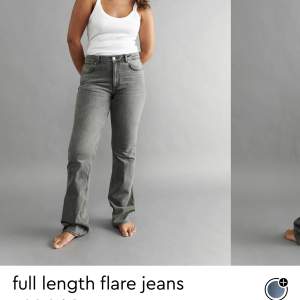Säljer mina gråa jeans från gina tricot i modellen full length flare jeans💕Säljer pga att de ibte kommer till användning längre. Inga defekter någonstans, alltså i väldigt bra skick. Skriv gärna vid frågor💕