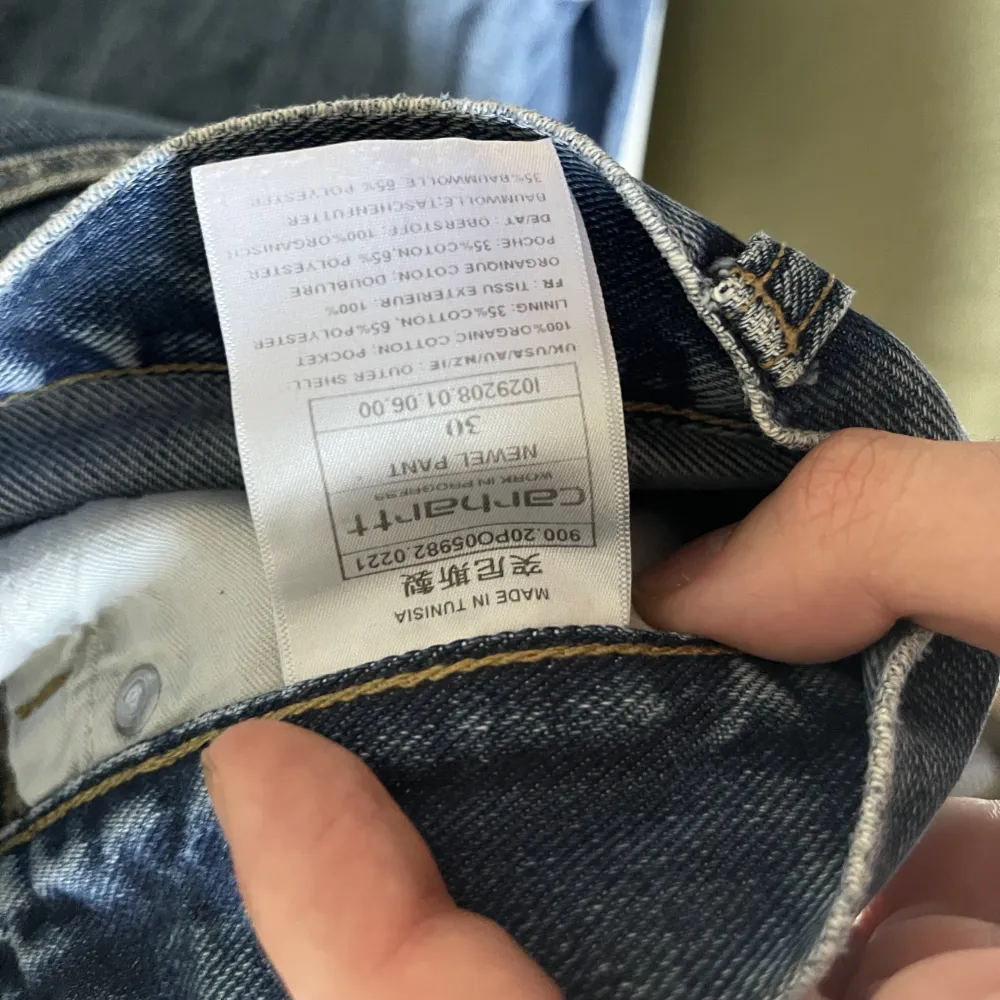 Säljer mina Carhartt jeans som jag inte använder längre. Det är bra kvalitet. Köpte för 600 sek men säljer för 150 sek . Jeans & Byxor.