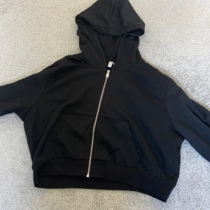 Hoddie - En jätte skön zip hoddie i storlek xL , själv har jag storlek xs men har haft denna som en oversised, så den passar nog för alla, använt 2 gånger