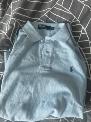 Ljusblå polo pike - Säljer min oanvända polo pike.