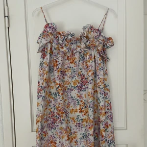 Sommarklänning  - Söt sommarklänning från H&M. Använd ett fåtal gånger. Den slutar lite över knäna.