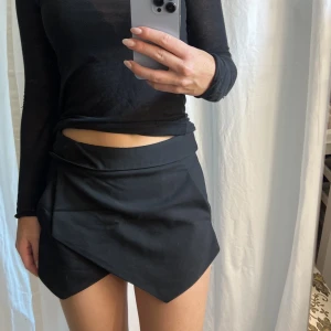 Kjol/shorts från zara - Superfin "skort" alltså shorts som ser ut som kjol, bra skick !!