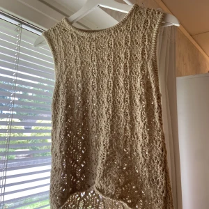 Beige stickad topp  - Beige stickad topp från zara! Använd 1 gång!😁
