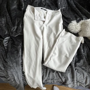 Bikbok kostymbyxor  - Säljer dessa lågmidjafe konstymbyxor från bikbok. Dem är köpta här på plick men dem passa ej mig så säljer vidare!❤️