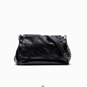 Zara väska - En SVIN snygg och populär väska ifrån zara, nypris ligger på 400kr💕