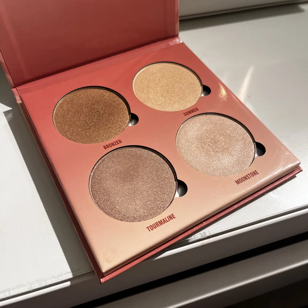 Abh glowkit i färgen sundipped. Köpt på kicks 595kr.. Övrigt.