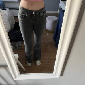 Säljer mina gråa low waist jeans från Gina, används inte och har inga defekter.🌟