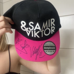 Keps - En signerad samir och Viktor keps ( äkta signatur)