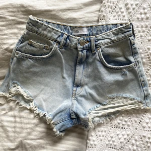 Jeansshorts  - Säljer dessa jättefina jeansshortsen från Zara i storlek 36 då de tyvärr inte kommer till användning🩷Knappt använda och är i bra skick. Hör av dig vid intresse! Köparen står för frakten❤️‍🔥