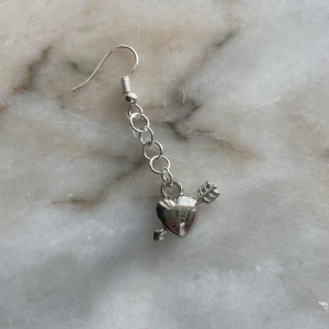 Sthlm stil smycke - Ett jättefint silver örhänge med ett gulligt hjärta💘örhänget ska man inte duscha och sova med.💘Ett för 20kr och två för 25kr