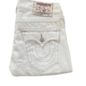 True religion  - Vita truereligion jeans i mycket fint skick. Midjemåttet är 43cm tvärs över, innerbenslängden är 81cm och fotvidden är 19cm. Modellen är 169cm. Tryck gärna på köp nu🤍