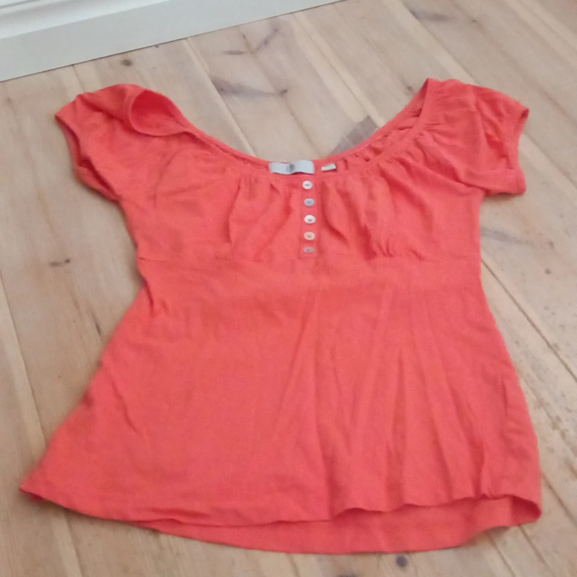 Coralfärgade blusat