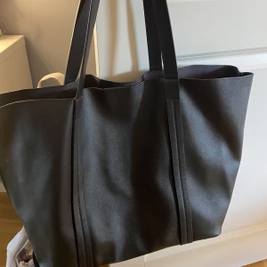 Svart shopping väska Only - Svart väska från Only, bra skick förut att banden är lite slitna💞💞