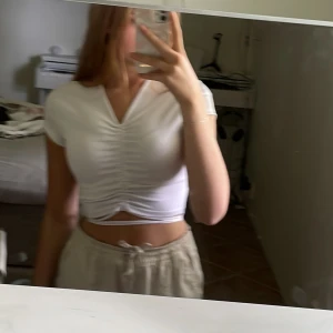 Crop top  - Superfin top med knytning. Säljer för att den blivit för liten. Pris kan diskuteras. 