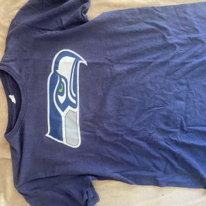 t-shirt  - en t-shirt jag köpte från beyond retro för ett tag sen men har bara legat i garderoben och kommer inte till användning:( pris kan diskuteras!