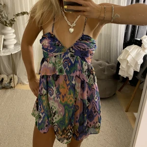 Mönstrad klänning - Säljer denna superfina mönstrade klänningen från zara som är helt slutsåld💕💕den är aldrig använd med prislapp kvar! Nypris 400kr