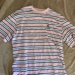 junkyard t-shirt! - en tröja frön junkyard som köptes för ett tag sen men gillade inte hur den satt på just mig dessvärre:( pris kan diskuteras 