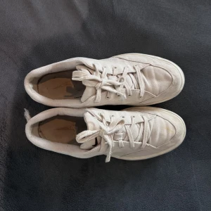 NIKE SNEAKERS - Vintage Nike sneakers. Produceras inte längre och svåra att få tag på. Strl:41/42