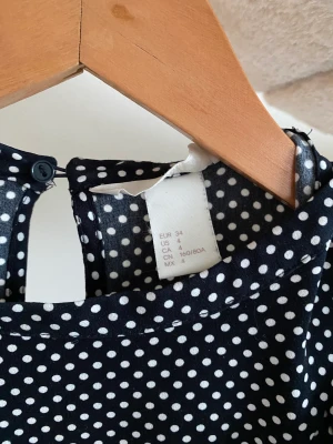 Prickig blus - Hund och katt finns i hemmet.