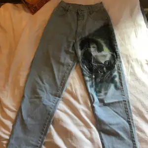 Högmidjade Mom jeans från Tiziano med streetstyle konst på vänsterben. Köpta i Köpenhamn och kvaliten är superbra! 