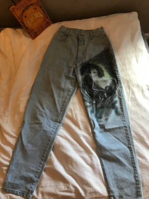 Handmålade Tiziano jeans   - Högmidjade Mom jeans från Tiziano med streetstyle konst på vänsterben. Köpta i Köpenhamn och kvaliten är superbra! 