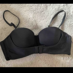 Svart bh med extra säkring under bröstet - En helt ny och oanvändbar bh som håller upp bh:n så att den inte ramlar. Den ska främst användas utan band men man kan också använda med. Storleken är S och passar personer med 75b/70b. Köparen står för frakten ❤️