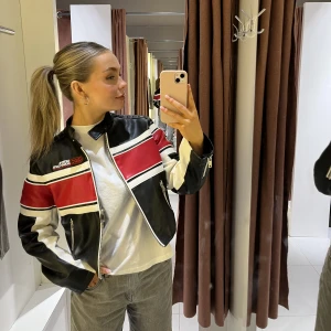 Skinnjacka - Svin cool skinnjacka från Bershka ❤️🖤🤍