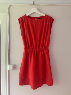 Klänning - Hel men har dessvärre fått några fettfläckar på framsidan. 